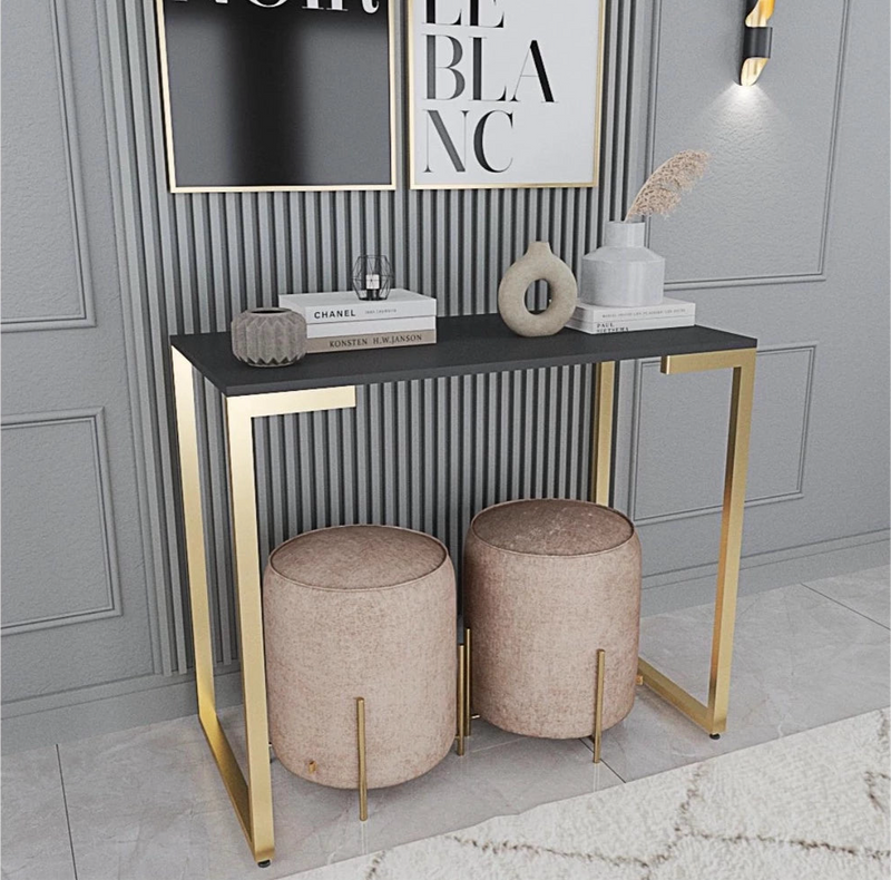 Aparador Industrial Elegante com Pés Dourados