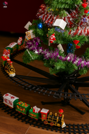 Trem Natalino Encantado, Som Real, Luzes Coloridas e Fumaça Mágica - LarViva